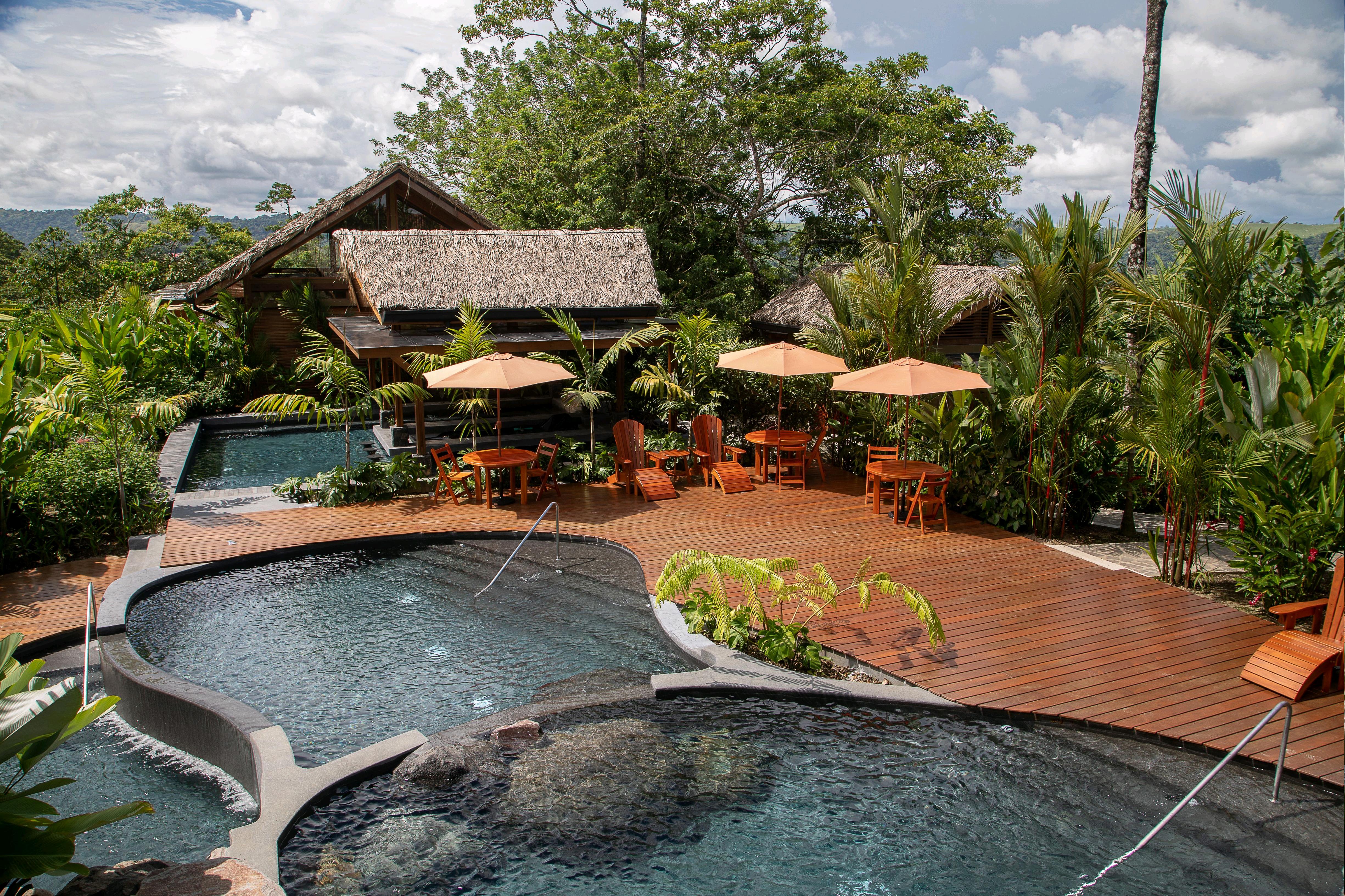 AMOR ARENAL POOL