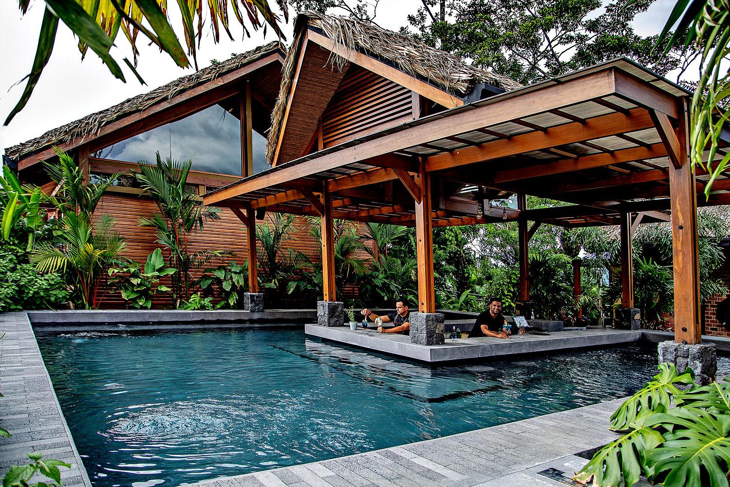 AMOR ARENAL POOLBAR